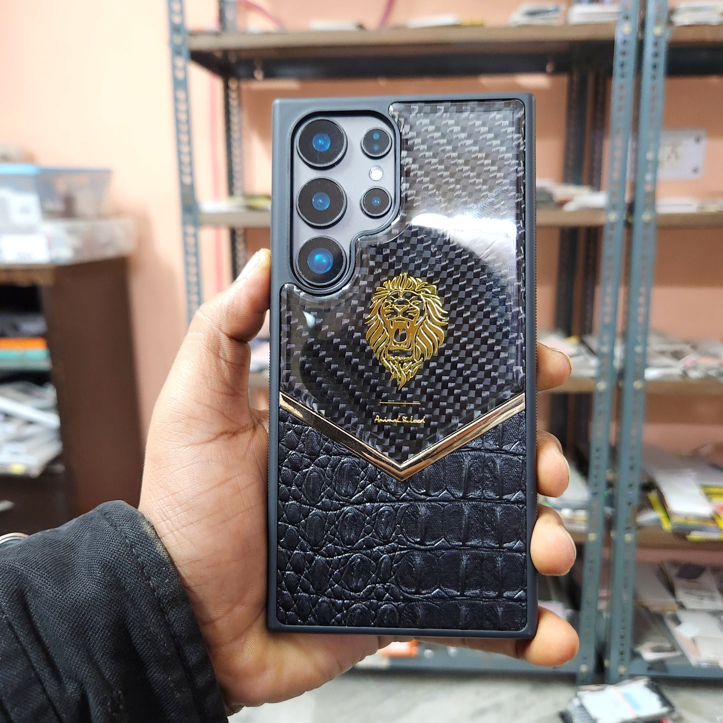 Samsung Galaxy S24 Ultra Shockproof Crock & Carbon Pattern Hugo Case (Animal Lord Series)